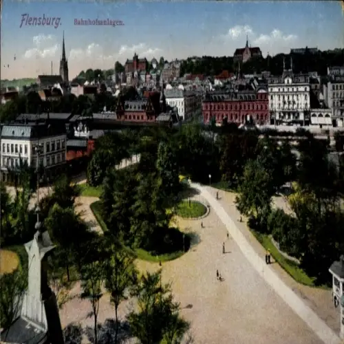Ak Flensburg in Schleswig Holstein, Stadtansicht, Bahnhofsanlagen, Bäume, Gebäude