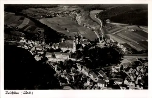 Ak Zwiefalten in Württemberg, Luftaufnahme von  Kirche, ländliche Umgebung