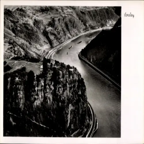 Ak St. Goarshausen am Rhein, Loreley, Blick auf den Rhein, Felsen, Schiffe, schwarz-weiß, Text: L