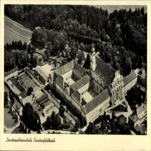 Ak Fürstenfeldbruck in Oberbayern, Luftaufnahme, Landespolizeischule, grüne Bäume,  Architektur