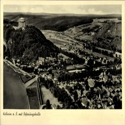 Ak Kelheim an der Donau Niederbayern, Luftaufnahme von  Befreiungshalle im Hintergrund, Fluss, La