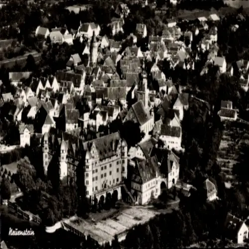 Ak Neuenstein in Hessen, Luftaufnahme von   Architektur, viele Dächer