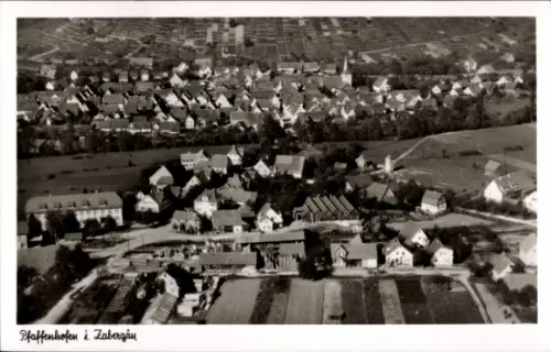 Ak Pfaffenhofen im Zabergäu Württemberg, Luftaufnahme von Pfaffenhofen, viele Häuser, Felder, Wal