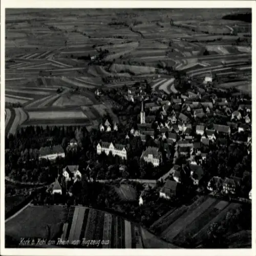 Ak Kork Kehl am Rhein, Luftaufnahme von Kork, Rhein, Landschaft, Häuser, Kirche