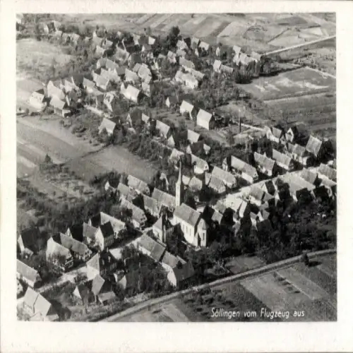 Ak Söllingen in Niedersachsen, Luftaufnahme von  Wohnhäuser, Felder, Kirchenbilder