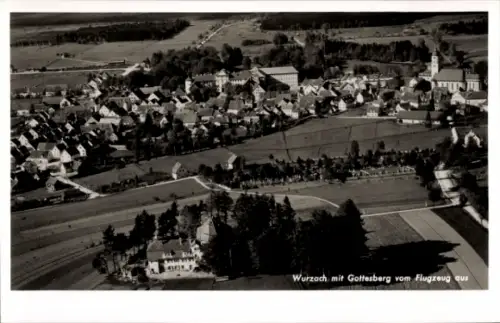 Ak Bad Wurzach in Oberschwaben, Luftaufnahme von  Gottesberg sichtbar, Landschaft, Gebäude