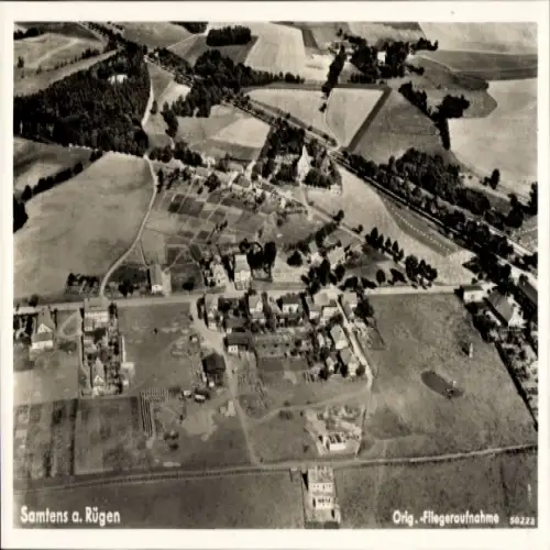 Ak Samtens auf Rügen, Luftaufnahme von Samtens, landwirtschaftliche Flächen, Gebäude, Bäume