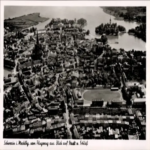 Ak Schwerin in Mecklenburg, Blick auf  Stadt und Schloss, Flugzeugaufnahme