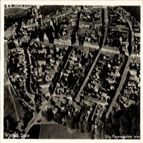 Ak Wittstock Dosse in der Prignitz, Luftaufnahme von Wittstock, Gebäude und Straßen, Schwarz-Weiß