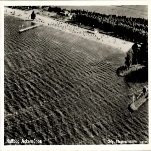 Ak Ueckermünde in Vorpommern, Luftaufnahme Haffbad  Strand und Wasser, viele Menschen