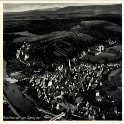 Ak Neckartenzlingen Baden Württemberg, Luftaufnahme von  Blick auf die Stadt, Fluss im Vordergrun