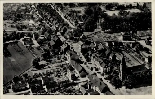 Ak Wadgassen im Saarland, Luftaufnahme von  Häuser, Kirche, Landschaft, Flugzeugaufnahme