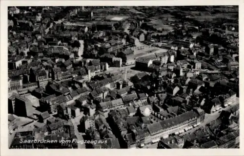 Ak Saarbrücken im Saarland, Luftbild von  Ansichten der Stadt