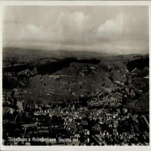 Ak Bischoffingen Vogtsburg im Kaiserstuhl, Luftaufnahme, Kaiserstuhl, Weinberge, Wolken, Häuser