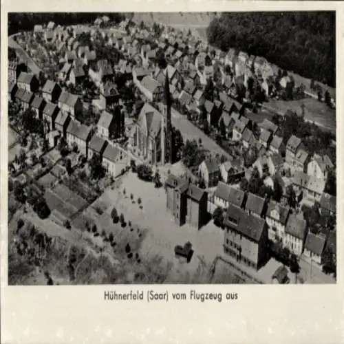 Ak Hühnerfeld Sulzbach Saarland, Luftaufnahme von Hühnerfeld, Kirche, Wohnhäuser, ländliche Umgeb