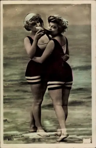 Ak Zwei Frauen am Strand, Badeanzug, Bademode