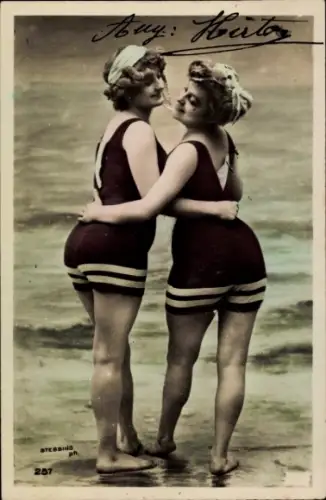 Ak Zwei Frauen am Strand, Badeanzug, Bademode