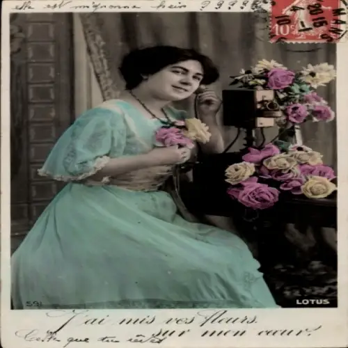 Ak Frau in blauem Kleid, Telefon, Blumen