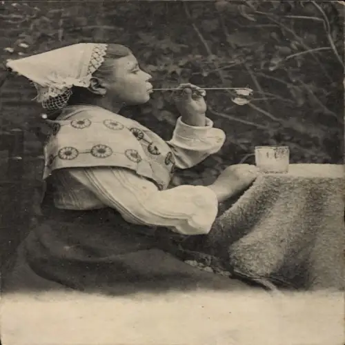 Foto Ak Mädchen in Tracht, Seifenblasen