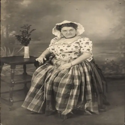 Foto Ak Portrait einer Frau im Kleid
