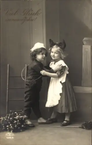 Foto Ak Neujahrsglückwünsche, Mädchen und Junge, Portrait