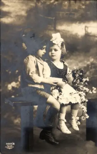 Ak Kinder als verliebtes Pärchen mit Blumen