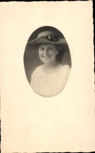 Foto Ak Eine junge Frau mit Hut, Portrait