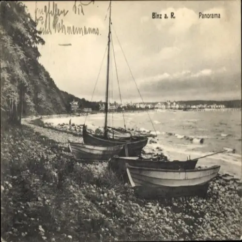 Ak Seebad Binz auf Rügen, Panorama von Binz, drei Boote am Strand, ruhige Küstenlandschaft