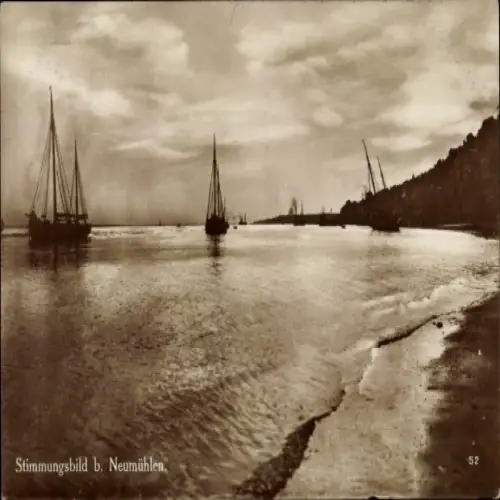 Ak Neumühlen Kiel, Schöne Wasserlandschaft, Segelschiffe, ruhiges Wasser, bewölkter Himmel