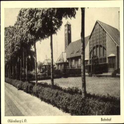 Ak Oldenburg in Oldenburg, Blick auf den Bahnhof, Baumreihe