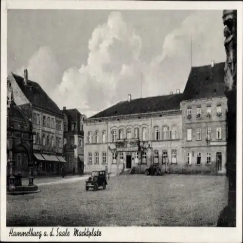 Ak Hammelburg in Unterfranken Bayern, Stadtplatz mit n Gebäuden, Auto, Wolken, teilweise Menschen