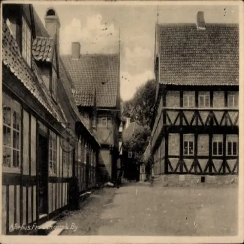 Ak Århus Aarhus Dänemark, Fachwerkhäuser, schmale Straße, s Ambiente, ländliche Architektur