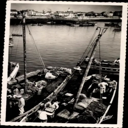 Ak Quiberon Morbihan, Blick auf den Hafen, Fischerboote, Menschen am Wasser,  Atmosphäre