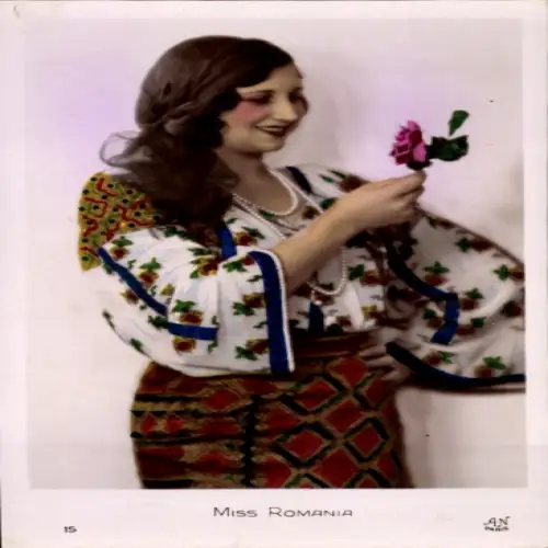 Foto Ak Miss Rumänien, Portrait in Tracht
