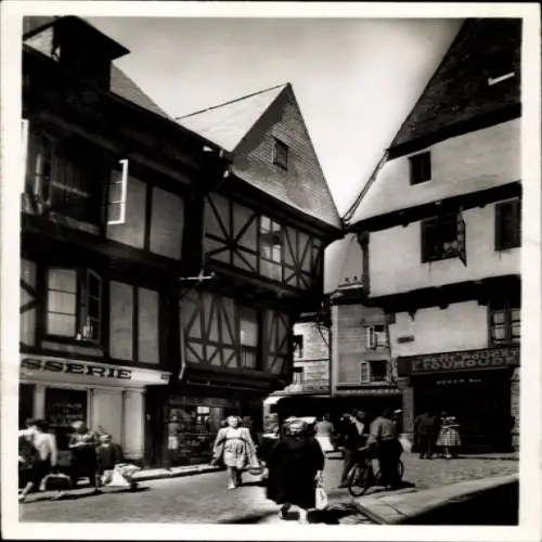 Ak Vannes Morbihan, Altstadt, Fachwerkhäuser, Menschen auf der Straße, Schwarz-Weiß-Foto