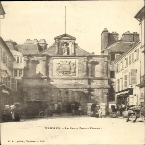 Ak Vannes Morbihan, Historisches Tor, alte Architektur, Menschen in r Kleidung