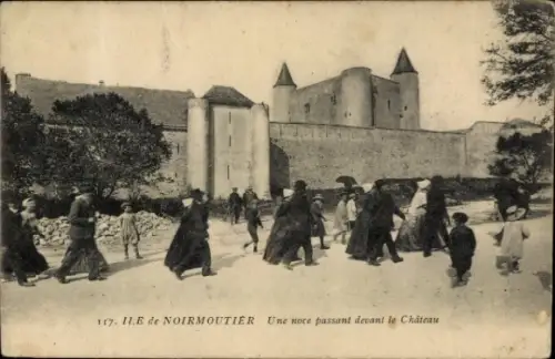 Ak Île de Noirmoutier Vendée, Hochzeitszug, Schloss im Hintergrund,  Architektur, Menschen auf de