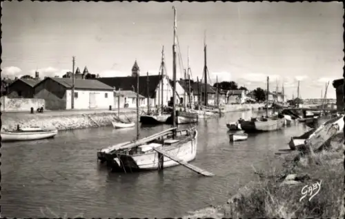 Ak Île de Noirmoutier Vendée, Hafenansicht, Schiffe im Wasser, Gebäude im Hintergrund