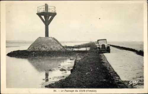 Ak Île de Noirmoutier Vendée, Passage du Gois, ein hoher Mast, Auto am Weg, Wasseransicht