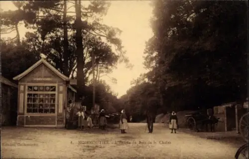 Ak Île de Noirmoutier Vendée, Siedlung im Wald, mehrere Menschen, alte Gebäude, Karren