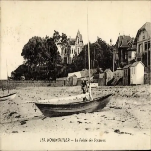 Ak Île de Noirmoutier Vendée, Boot am Strand, Gebäude im Hintergrund, laue Küstenlandschaft