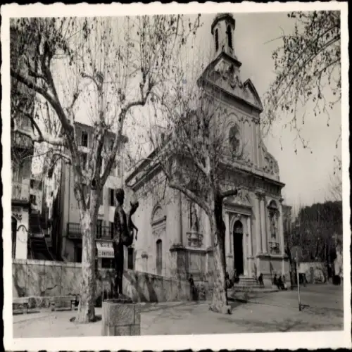 Ak Vallauris Alpes Maritimes, Kirche, Statue, Platz, Bäume, schwarz-weiße Fotografie