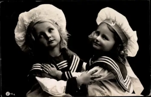 Foto Ak zwei Mädchen in Matrosen Uniform