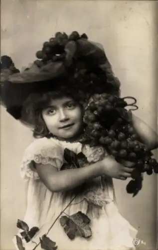 Foto Ak Portrait eines Mädchens mit Hut, Weintrauben