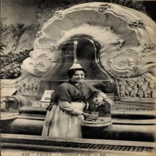 CPA Vichy Allier, Donneuse d'eau