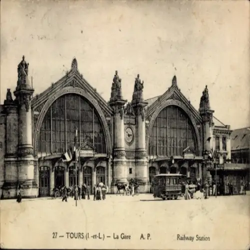 Ak Tours Indre et Loire, Bahnhof mit imposanter Architektur, zwei Türmen, viele Passanten,  Straß