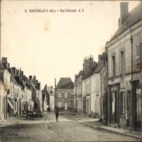 Ak Manthelan Indre et Loire, Straße mit Gebäuden, leerer Platz, ein Spaziergänger, Nostalgische A