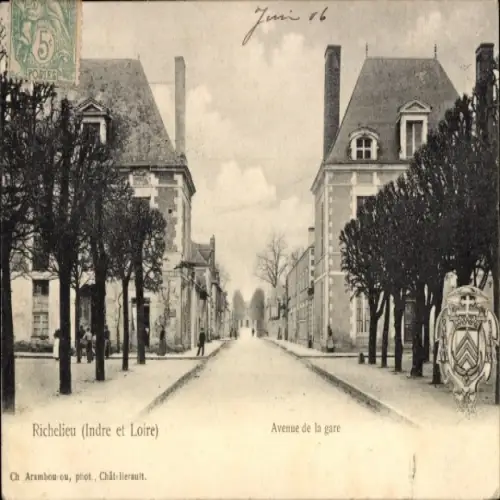 Ak Richelieu Indre et Loire, Zwei Gebäude, Allee, Bäume,  Architektur