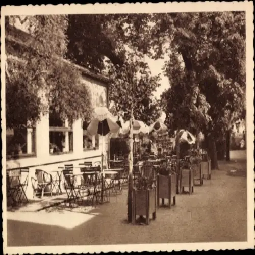 Ak Langeais Indre et Loire, Gemütlicher Garten, Terrasse mit Tischen und Sonnenschirmen