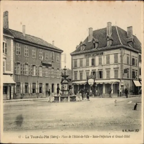 CPA Tour du Pin Isère, Place de l'Hôtel de Ville, Sous Préfecture et Grand-Hótel